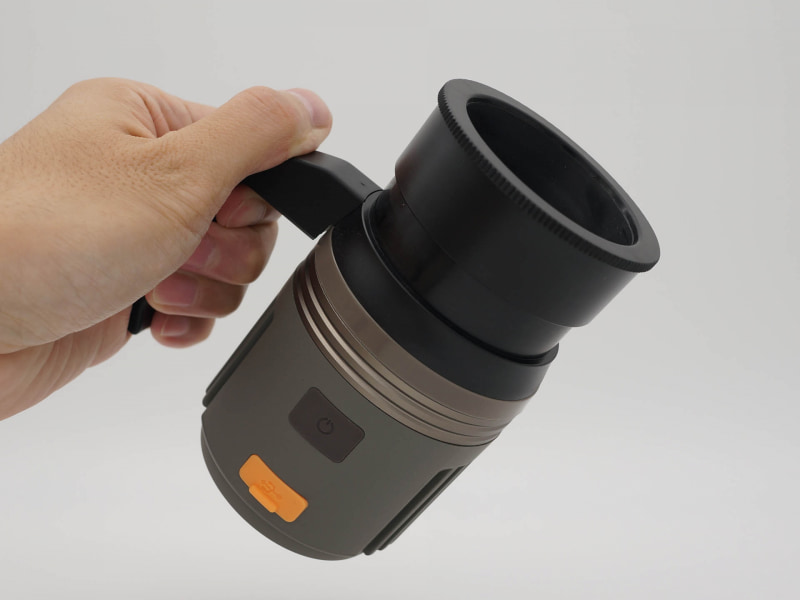 集光タイプ。夜間や暗い場所での作業や探し物、移動時に道を照らしたりするのに使う感じ