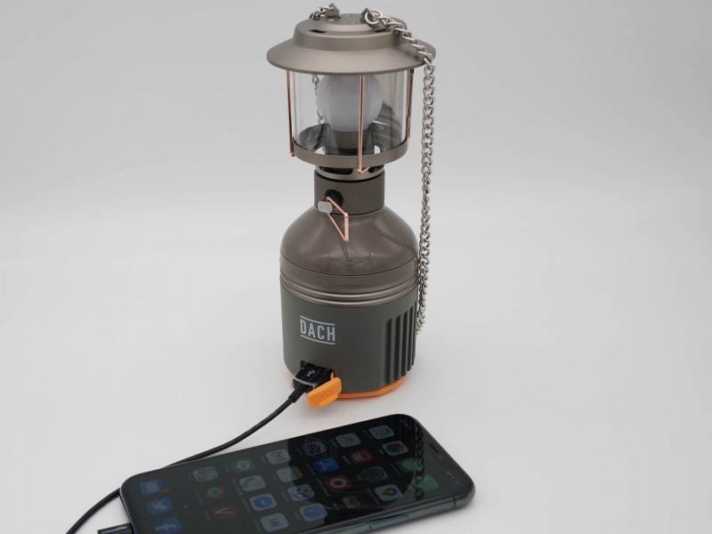 モバイルバッテリーとして利用できる。ジャックは防水キャップ付きで、一応IPX4防滴