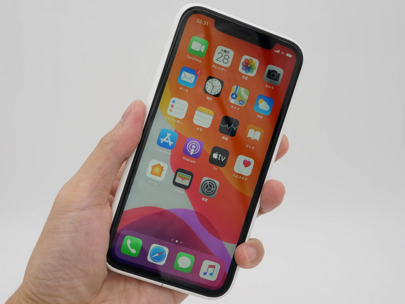 前から見るとiPhoneのフレームはほとんど見えないのでどのカラーにも合わせやすい