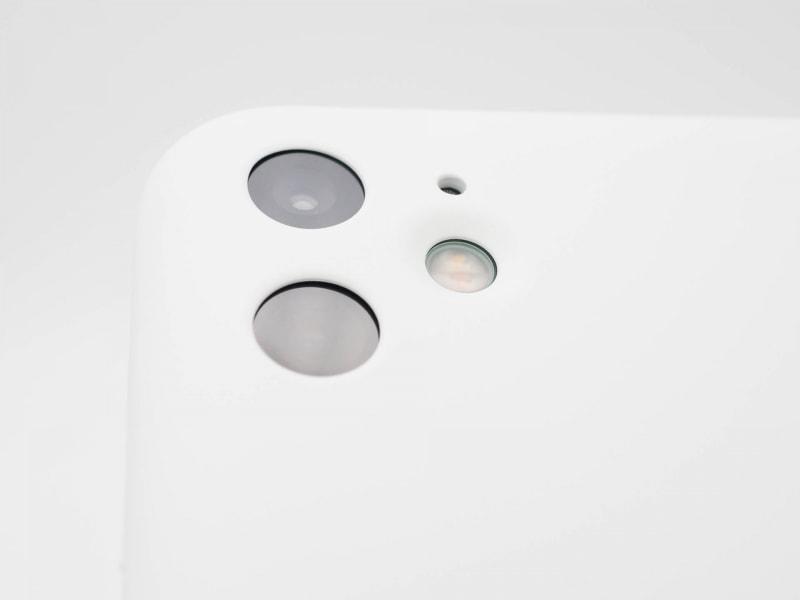 レンズ部だけが露出するデザイン。なかなかこういうデザインのケースは希少である