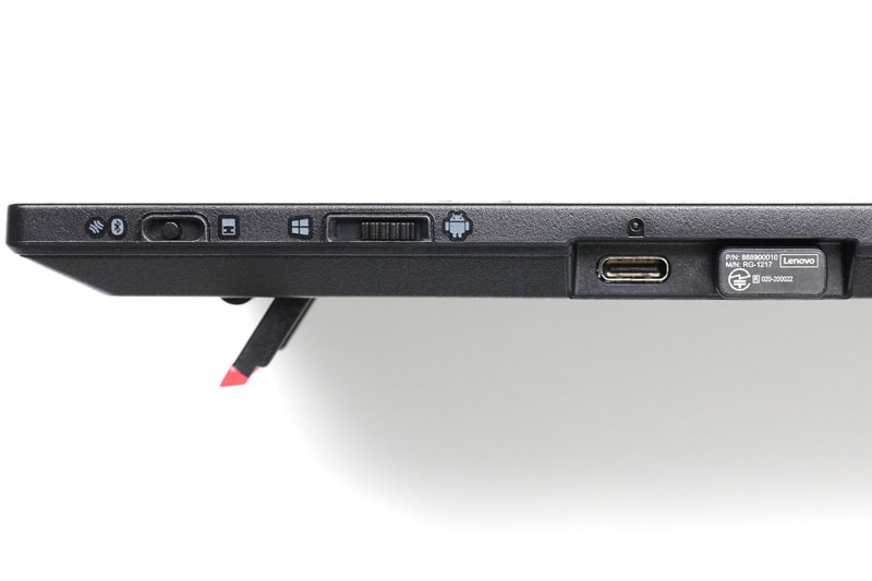 本体右上に集中するボタン類。電源ボタンはスライドスイッチで、本体右側面にある。他、接続にBluetoothを使うか2.4GHzワイヤレスUSBレシーバーを使うか、Windowsマシンに接続するかAndroid端末に接続するか、などを切り替えるスライドスイッチがある。2.4GHzワイヤレスUSBレシーバーは本体に押し込んで保持しておける。USB充電して使うが、充電用USBポートはType-C。