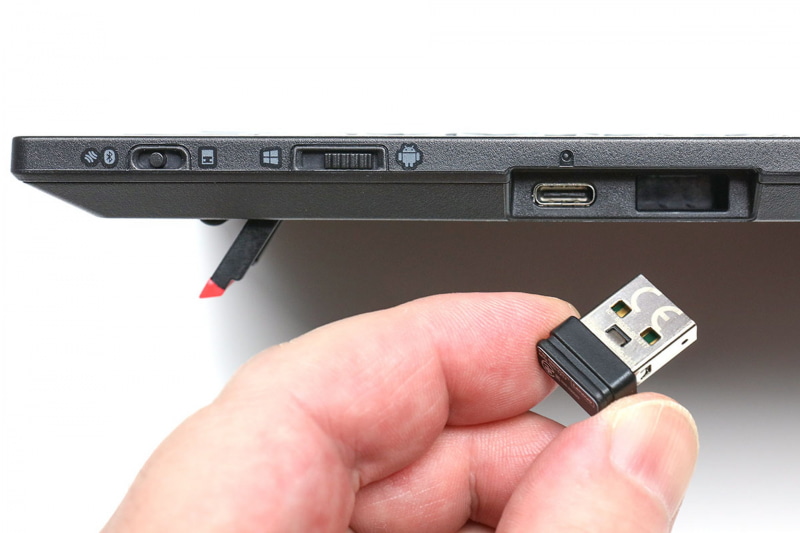 本体右上に集中するボタン類。電源ボタンはスライドスイッチで、本体右側面にある。他、接続にBluetoothを使うか2.4GHzワイヤレスUSBレシーバーを使うか、Windowsマシンに接続するかAndroid端末に接続するか、などを切り替えるスライドスイッチがある。2.4GHzワイヤレスUSBレシーバーは本体に押し込んで保持しておける。USB充電して使うが、充電用USBポートはType-C。