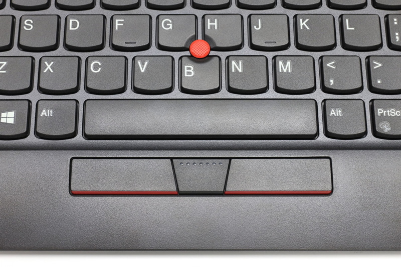 トラックポイントにより、ポインター移動やクリックが行える。つまりマウスが無くてもこのキーボードだけでマウス使用時と同様の操作が可能になる。操作は、赤いボタンでポインターの移動を行う。スペースバー下に並ぶ3つのボタンは、左と右がそれぞれのクリック。中央のボタンを押しながら赤いボタンを動かすとスクロール操作になる。