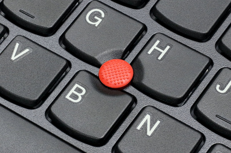 トラックポイントにより、ポインター移動やクリックが行える。つまりマウスが無くてもこのキーボードだけでマウス使用時と同様の操作が可能になる。操作は、赤いボタンでポインターの移動を行う。スペースバー下に並ぶ3つのボタンは、左と右がそれぞれのクリック。中央のボタンを押しながら赤いボタンを動かすとスクロール操作になる。