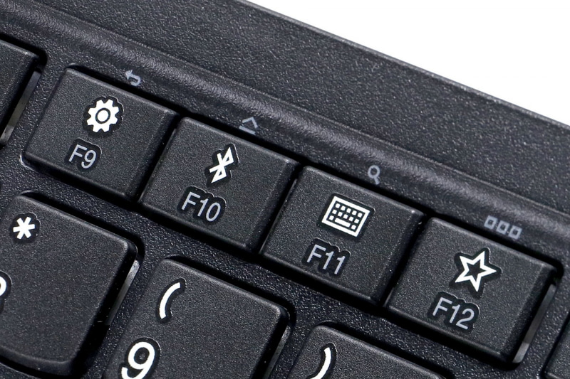 ThinkPad トラックポイント キーボード IIのF9〜F12キー。スライドスイッチで接続先端末をAndroidにしておくと、これらのキー機能が「戻る」「ホーム」「検索」「アプリランチャー」になる。