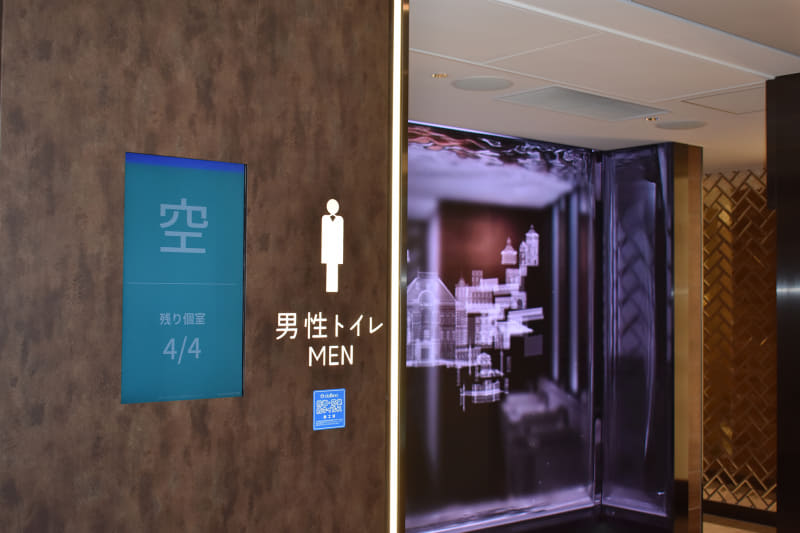 化粧室入口のサイネージ。個室の空室状況がわかる