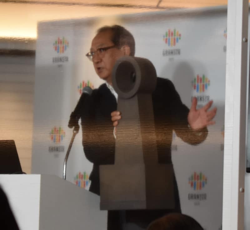 鉄道の0キロポストのレプリカを手に語る鉄道会館代表取締役社長　平野 邦彦氏