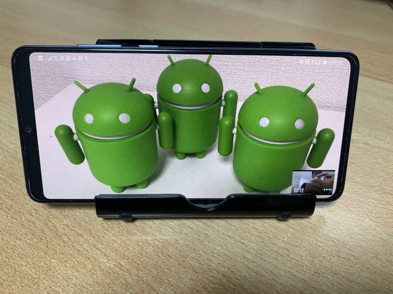 仕事のビデオ会議はスマートフォンやタブレットでこなしていた。対話による取材だけならスマートフォン、プレゼンテーションなど細かな資料などを見る必要がある場合はタブレットといった感じで使い分けていた