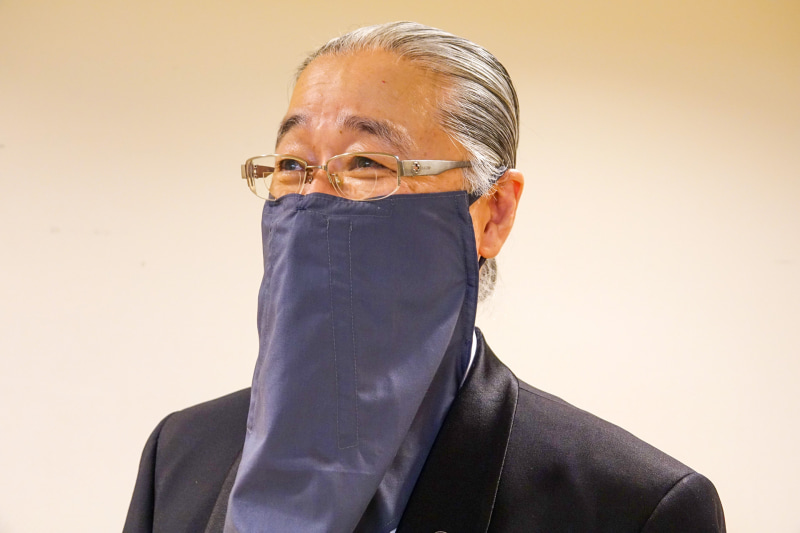 「歌えるマスク」を付けた德永氏