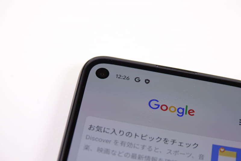 前面カメラはディズプレイ上左部に配置。パンチホール型となり、際ぎりぎりまで画面が配置されている