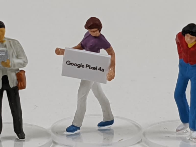 ズーム前（左）とズーム後（右）。細かい文字もしっかり表現されている