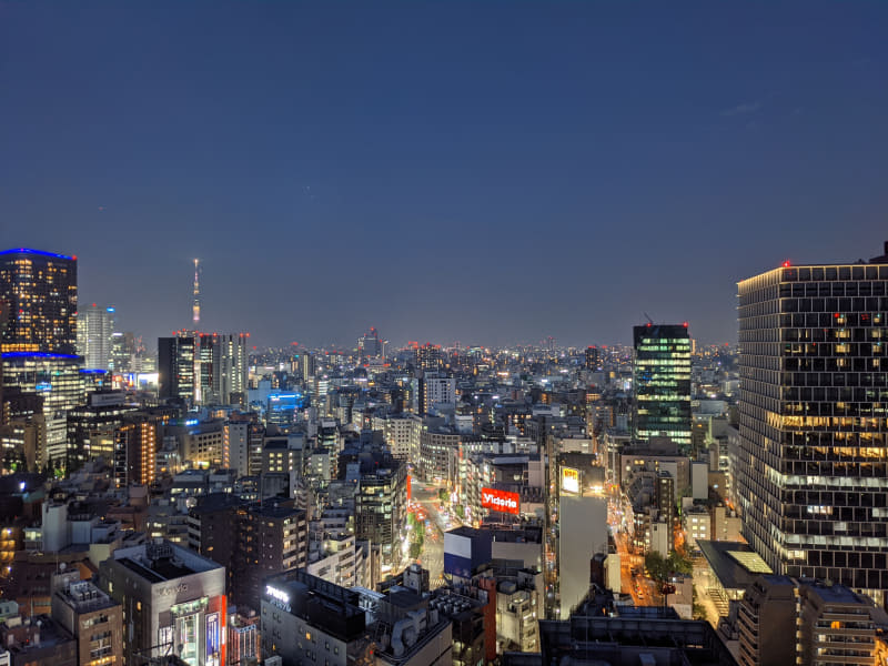 カメラモード（左）と夜景モード（右）。夜景モードではネオンなどの白飛びが抑えられている