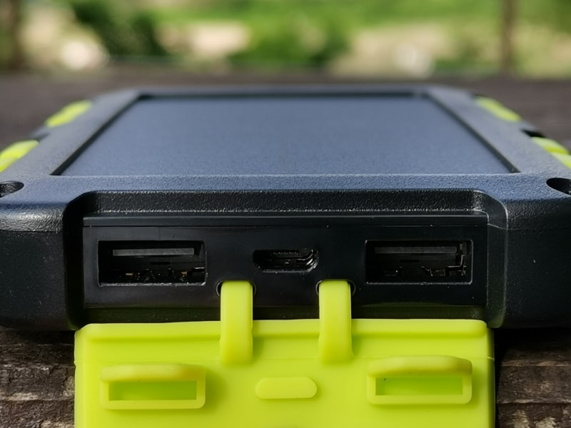 2つのUSB Type-Aポートと本体充電用のmicroUSBポート。わざわざモバイルバッテリーを水の中に入れる人はいないと思うが、水辺のレジャー時に万が一のことがあったときでも、これなら安心