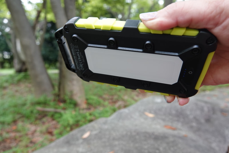 LEDライトOFF時。電源ボタンを1度押ししたのち、2回押せばONになる。消すときは再度2度押し