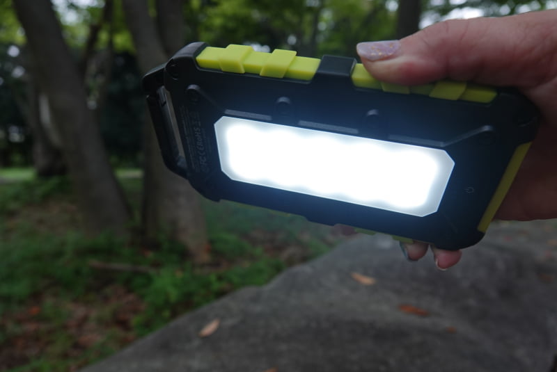 曇り空ではあるが、昼間でもこの明るさ。なお、パターン点滅するなどの救難信号的な機能はない