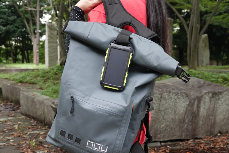 移動中はバックパックに取り付けてソーラー発電させておき、夜間はランタン代わりにテントに吊り下げておくのに良さそう