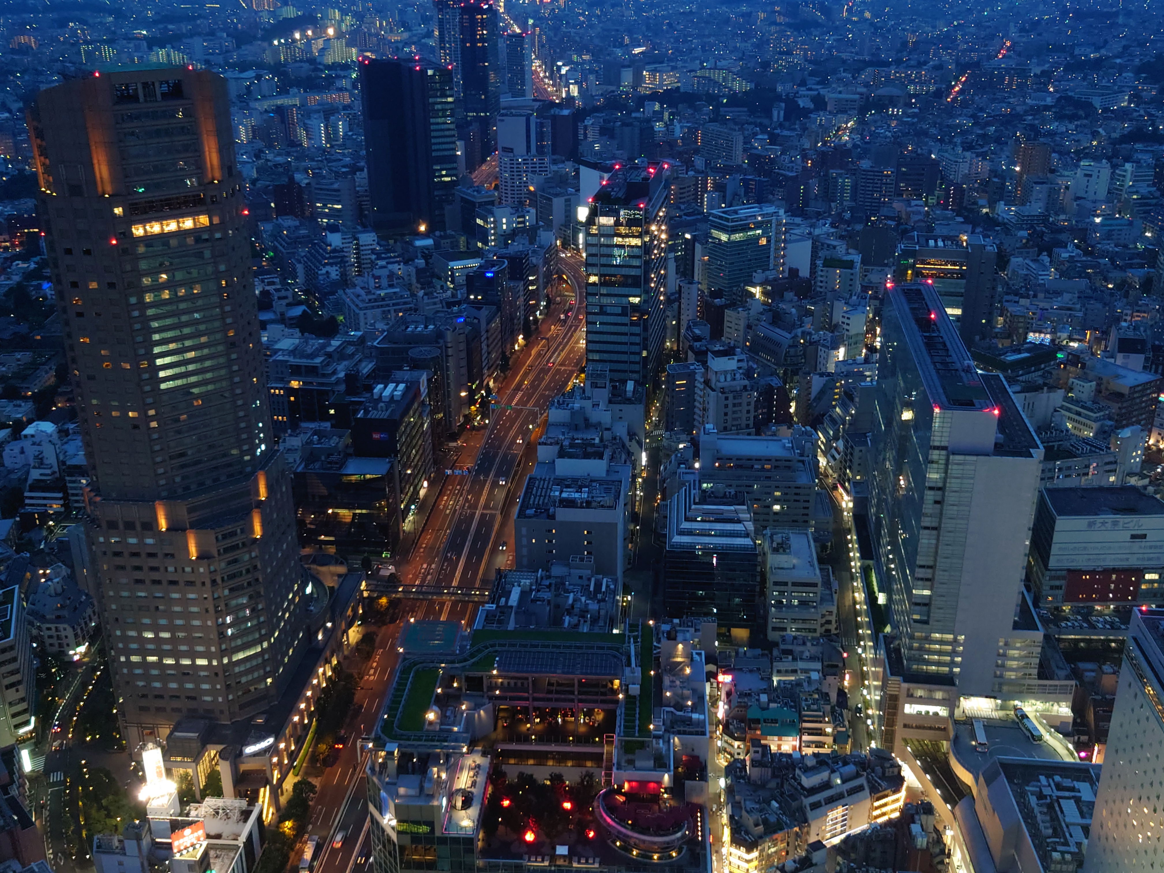 再開発が続く渋谷駅周辺。「Photography Pro」のホワイトバランスをカスタムしてシャッターを切った。ABGMを自在に操作して好みの色合いにできた