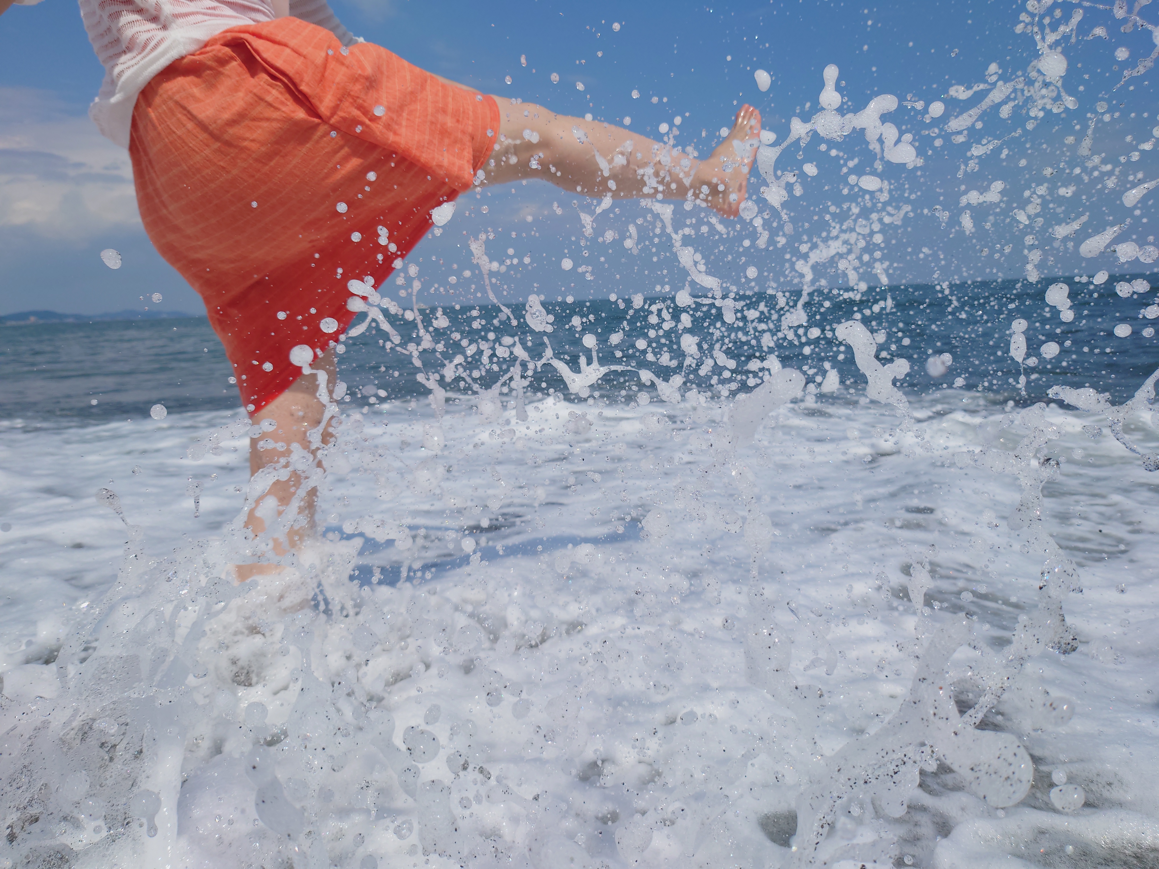 24mmカメラの描写は実にいい。秒間20コマの高速連写を使って波打ち際で遊ぶ女性を撮影したが、飛沫ひとつひとつの解像感、立体感、クリア感が堪らない