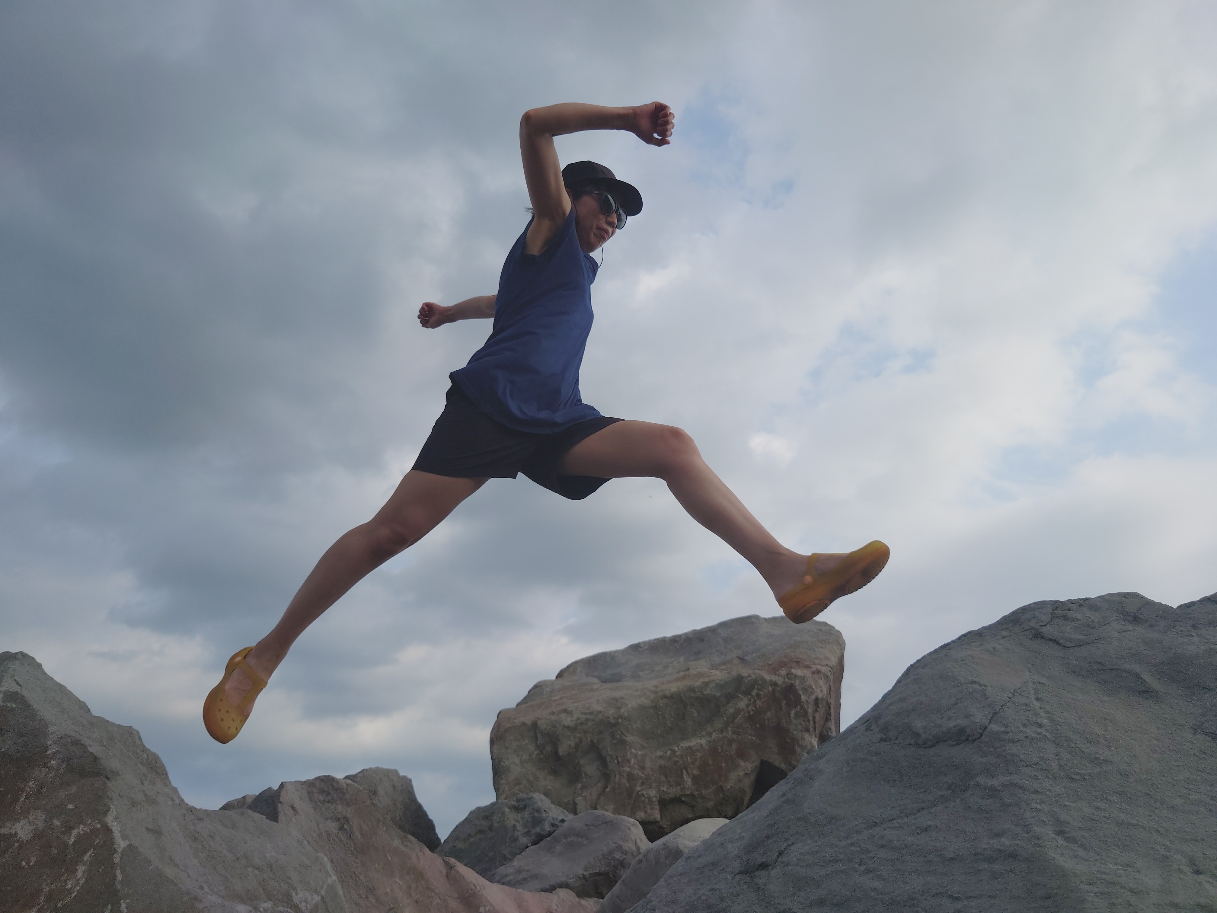 「Xperia 1 II SO-51A」のオートフォーカスは速い。「AF-C」、「フォーカスエリアワイド」で岩場を飛び越える人物も高速かつ正確にフォーカシングし続けてくれた