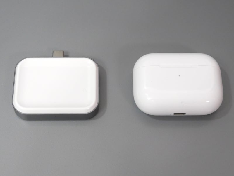 AirPods Pro（右）との比較。ほぼ同サイズだ