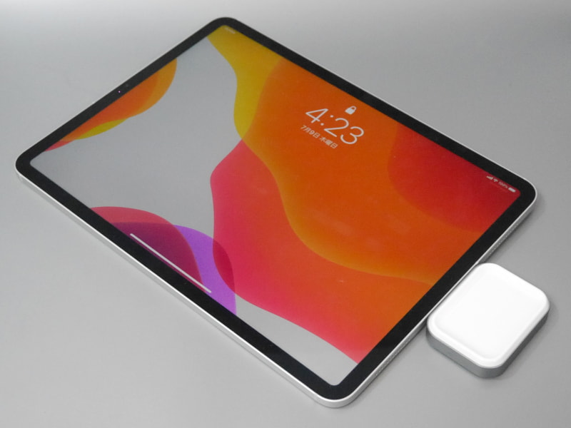 iPad Proに接続した状態。厚みがあるためわずかにiPad Proが宙に浮く
