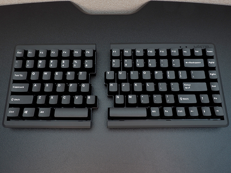 縦方向に「6TGB」から左側、「7YHN」から右側に分割される。左右は磁石で結合できるが、結合力はだいぶ弱め