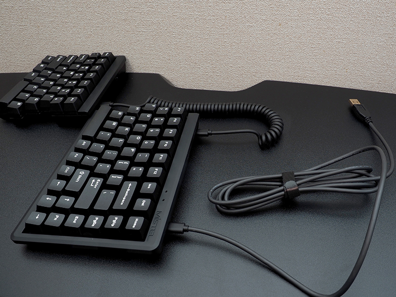 左右間はカールコード、PC本体とはストレートコードで接続する。左だけ、右だけといった運用も可能