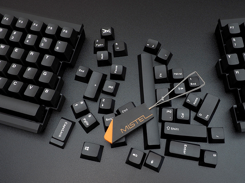 豊富な交換用キートップと、キーリムーバーが付属する。本体のみでキーマクロが設定可能なので、活用の幅は多岐にわたる