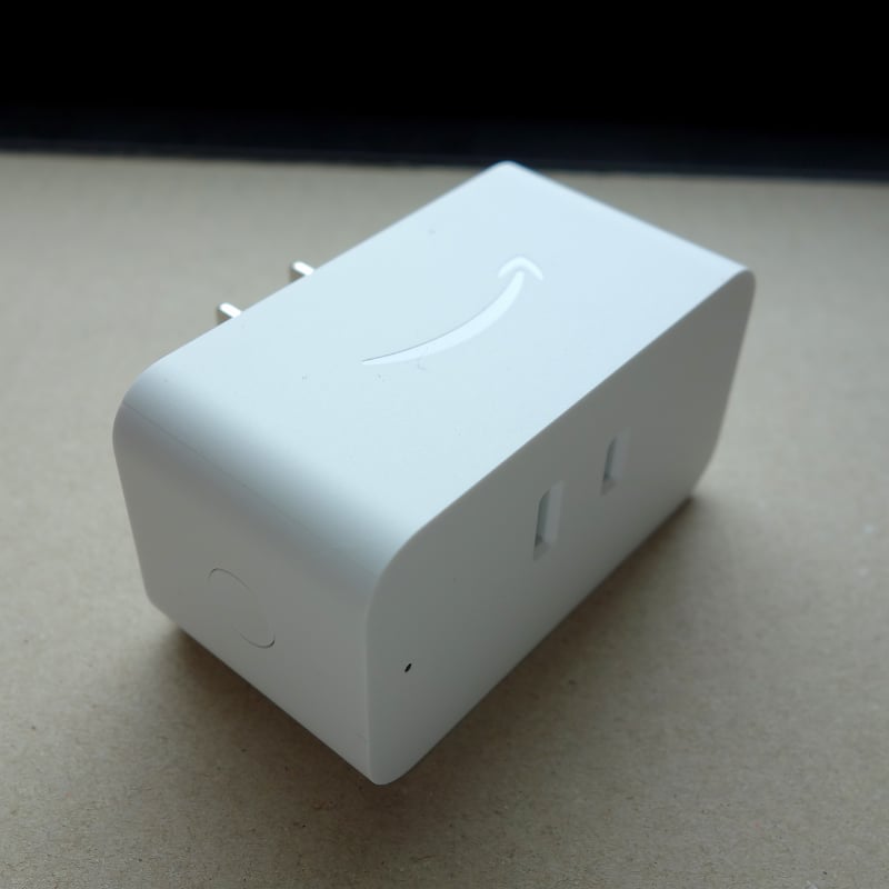 Amazon Smart Plug。コンセントの差込口とボタン1こというシンプルな構成です