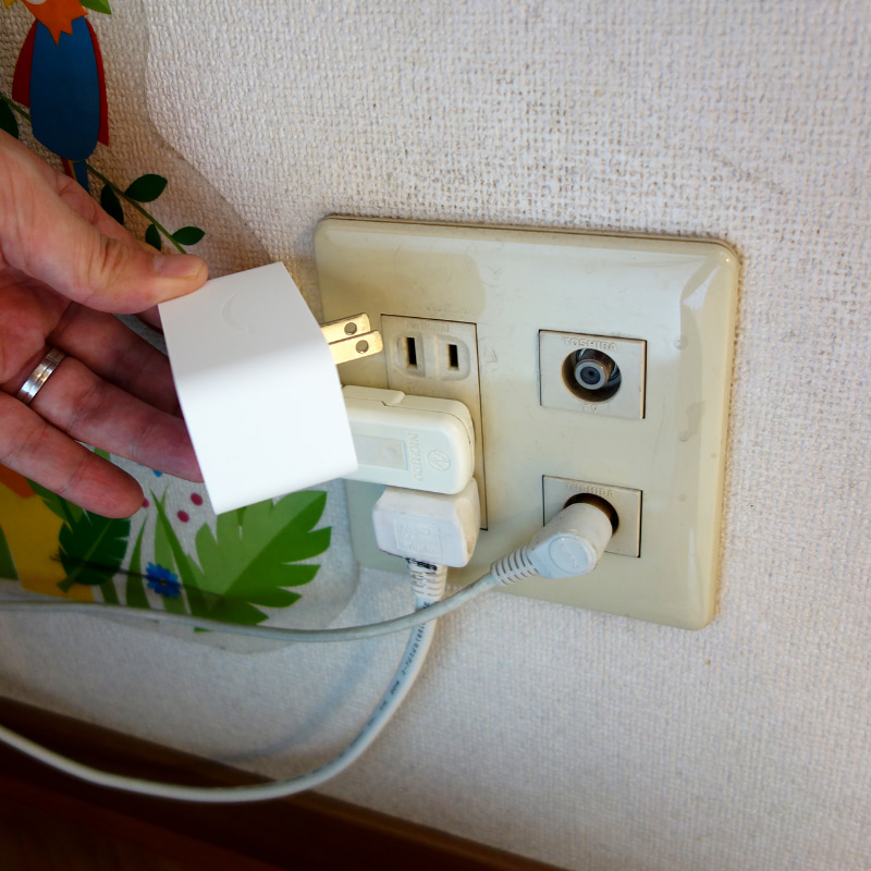 Smart Plugは微妙に図体が大きいので、コンセントがいっぱいの場合、接続するのはやや困難です。