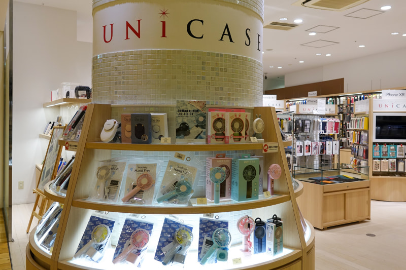 柱を取り巻く棚は来店客を最初に出迎える場所。売れ筋や“推し”の商品が並ぶ一等地だ