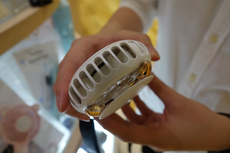 風は上に向かって出る。首からかけておけば、顔に風があたって涼める