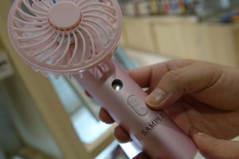 ファンの下にある穴からミストが出る。その仕組みは……