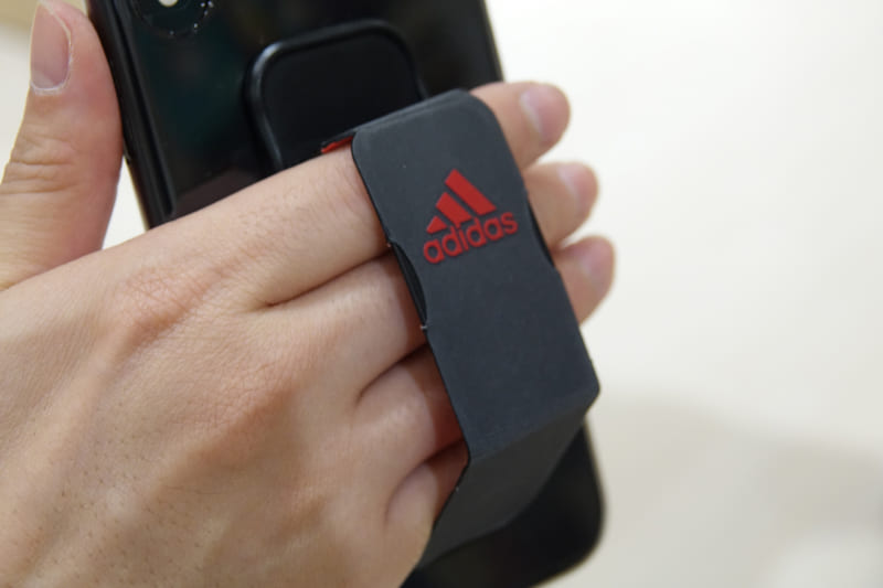 スマートフォンを持ちやすくするホルダーのように見えるが
