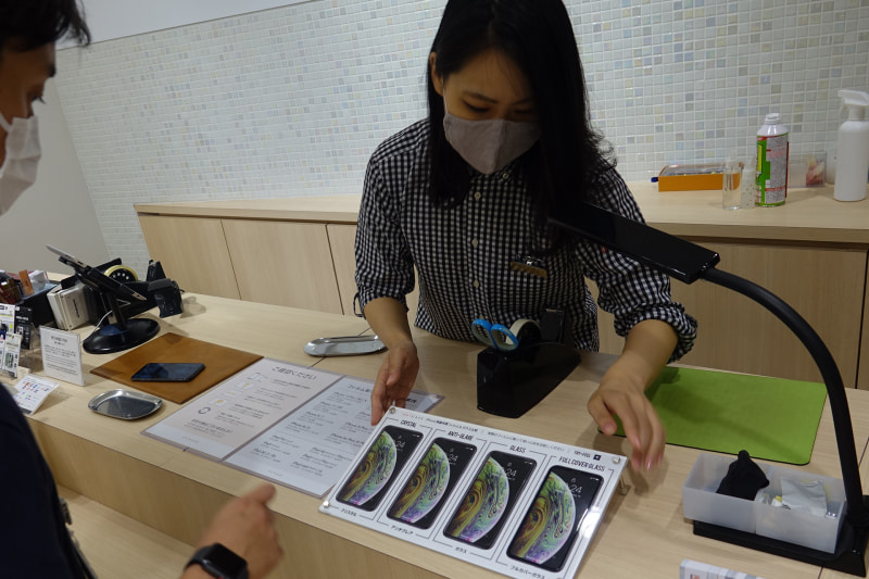 取材中にスタッフのiPhoneにフィルム貼りをお願いしてみた。あっという間に作業終了