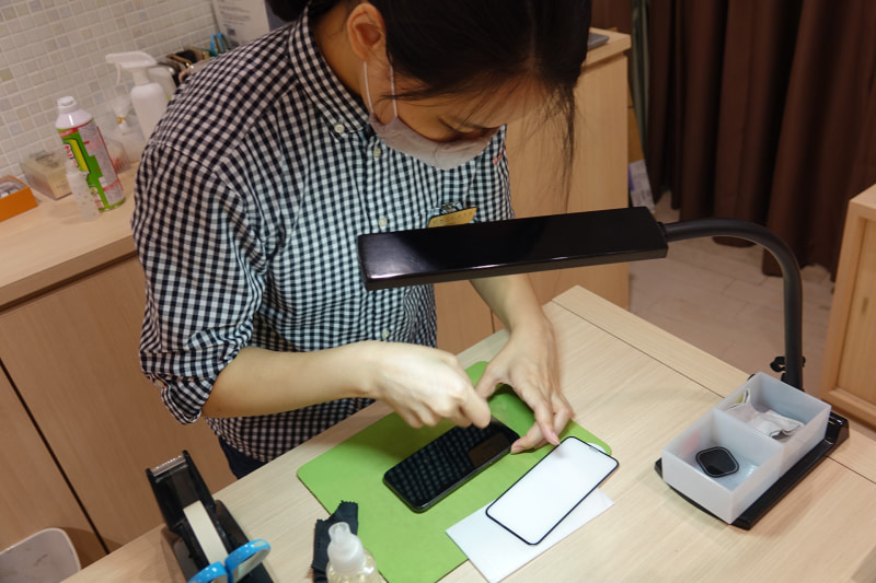 取材中にスタッフのiPhoneにフィルム貼りをお願いしてみた。あっという間に作業終了