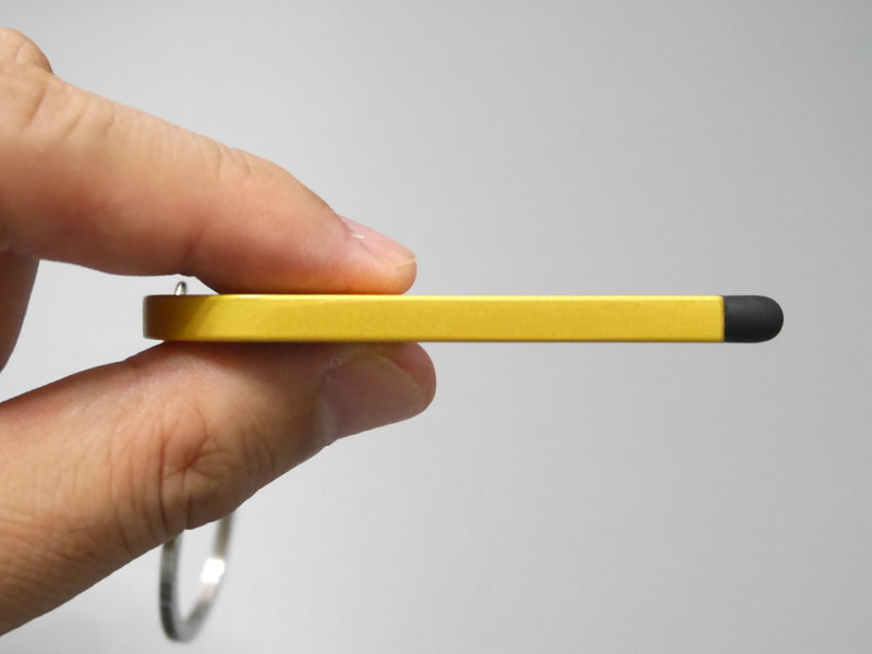 上から見るとフラットな形状。先端にゴムキャップが取り付けられている