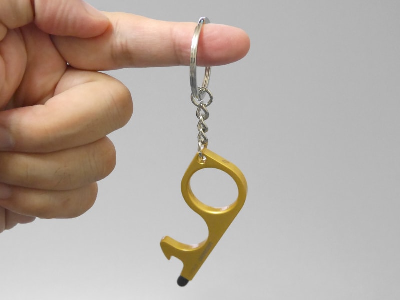 キーホルダーにぶら下げて携帯できる。先端が露出したままになるのはややネック