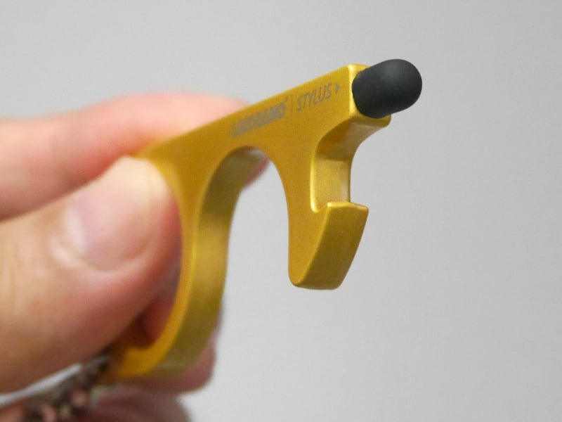 先端のゴムキャップ。これを用いてタッチスクリーンを操作する。その下の凹みはサムターンを回すのにも使える