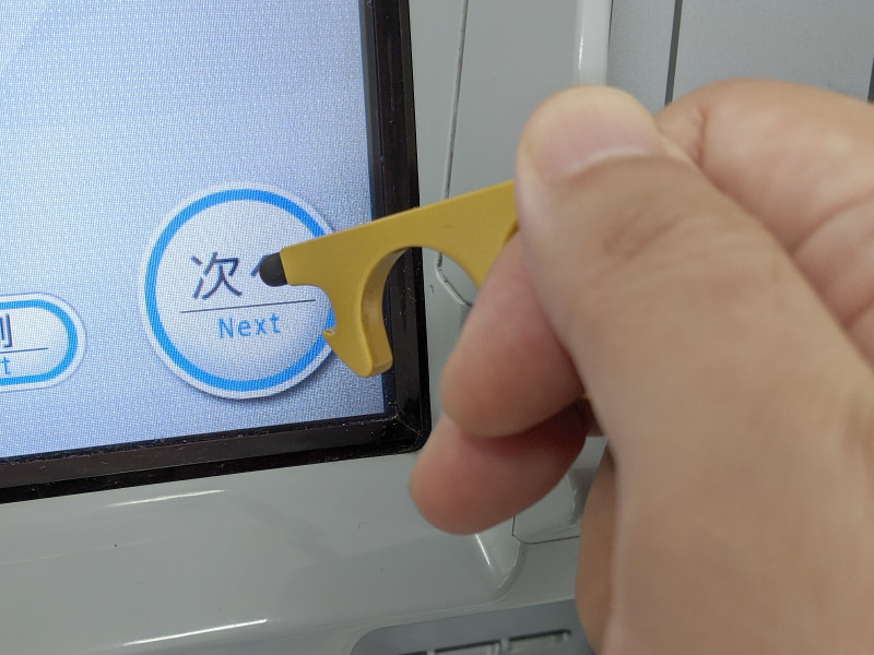 キャッシュコーナーのタッチパネルでは問題なく利用できた。なお保護シートを貼ったスマホでは反応しない場合もあった