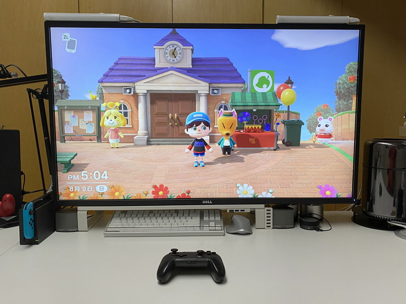 現在プレイ中のゲームはNintendo Switchの『<a href="https://www.nintendo.co.jp/switch/acbaa/index.html" class="strong b">あつまれ どうぶつの森</a>』とPlayStation 4の『<a href="https://www.playstation.com/ja-jp/games/ghost-of-tsushima-ps4/" class="strong b">Ghost of Tsushima</a>』。これらを交互にプレイ。ジャンル的に真逆だが、甘いお菓子と塩っぱいお菓子を交互に食べる的な良さがあるのだ。なお、この場所は仕事場。仕事が終わったら同じディスプレイでゲームもプレイ。ディスプレイはDELLの「<a href="https://japancatalog.dell.com/pd/P4317Q.html" class="strong b">P4317Q</a>」で、43インチの4Kディスプレイだ。実はこのディスプレイ、4つのソースを同時に映し出す機能があり、あつ森もツシマもさらにPC画面も同時に表示可能。だが、43インチ4K画面で1つのゲームを表示させると非常に大迫力で愉快なのでこの機能は使っていない。