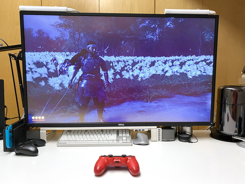 現在プレイ中のゲームはNintendo Switchの『<a href="https://www.nintendo.co.jp/switch/acbaa/index.html" class="strong b">あつまれ どうぶつの森</a>』とPlayStation 4の『<a href="https://www.playstation.com/ja-jp/games/ghost-of-tsushima-ps4/" class="strong b">Ghost of Tsushima</a>』。これらを交互にプレイ。ジャンル的に真逆だが、甘いお菓子と塩っぱいお菓子を交互に食べる的な良さがあるのだ。なお、この場所は仕事場。仕事が終わったら同じディスプレイでゲームもプレイ。ディスプレイはDELLの「<a href="https://japancatalog.dell.com/pd/P4317Q.html" class="strong b">P4317Q</a>」で、43インチの4Kディスプレイだ。実はこのディスプレイ、4つのソースを同時に映し出す機能があり、あつ森もツシマもさらにPC画面も同時に表示可能。だが、43インチ4K画面で1つのゲームを表示させると非常に大迫力で愉快なのでこの機能は使っていない。