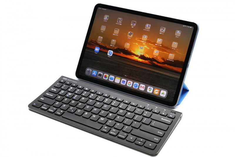 11インチiPad Proと並べた様子。一般的なフルキーボードとほぼ同じキーピッチなので、打ちやすさとコンパクトさを兼ね備えている感じ。