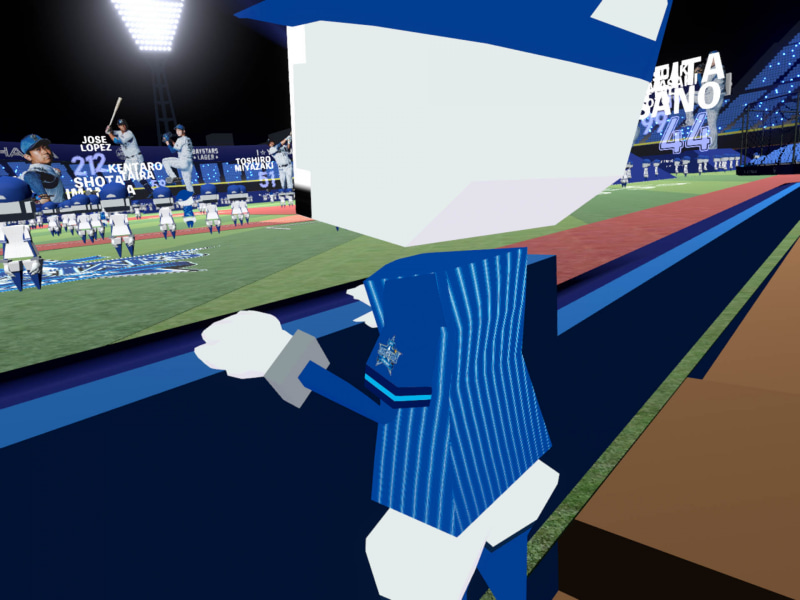 ベンチから選手を応援するフリ。こういう遊びができるのもVRならでは、と言える