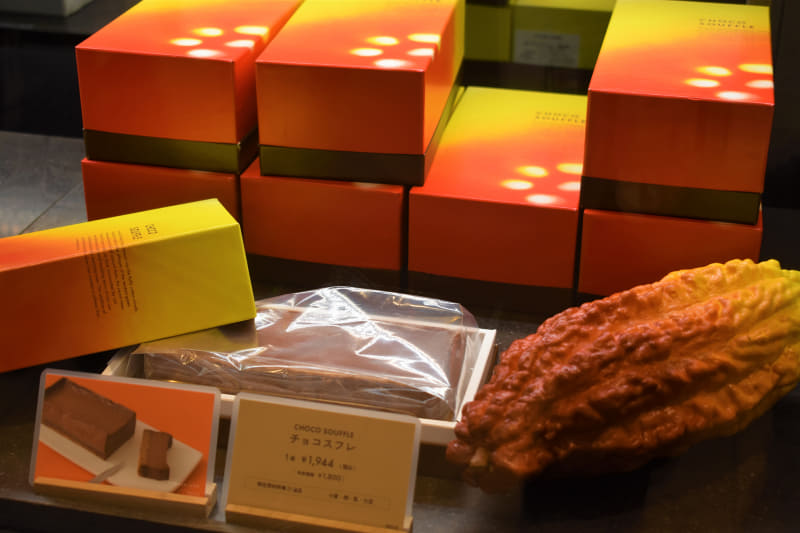 チョコスフレ（左）と、小分けに便利なダブルリッチチョコケーキ（右）