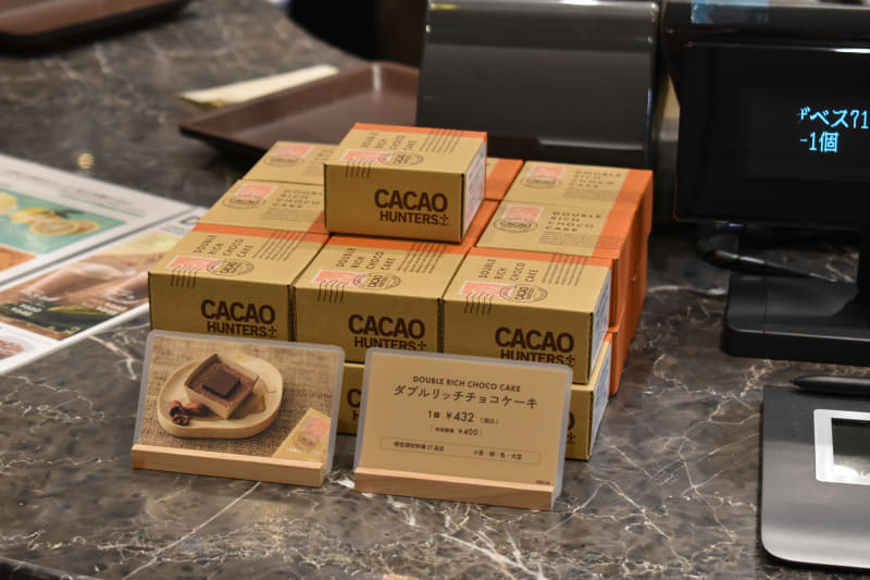 チョコスフレ（左）と、小分けに便利なダブルリッチチョコケーキ（右）