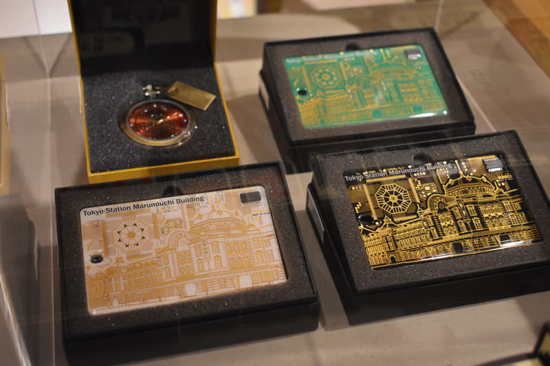 東京駅丸の内駅舎をデザインしたICカードケース。リーダーにタッチするたびにケースが光る