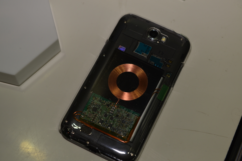 2013年に公開されたQi対応スマートフォンの充電コイル（CEATEC JAPAN 2013のWPCブースより）