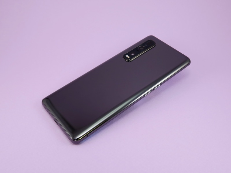 ブラックは背面がガラス仕上げ。オレンジはヴィーガンレザー仕上げになる