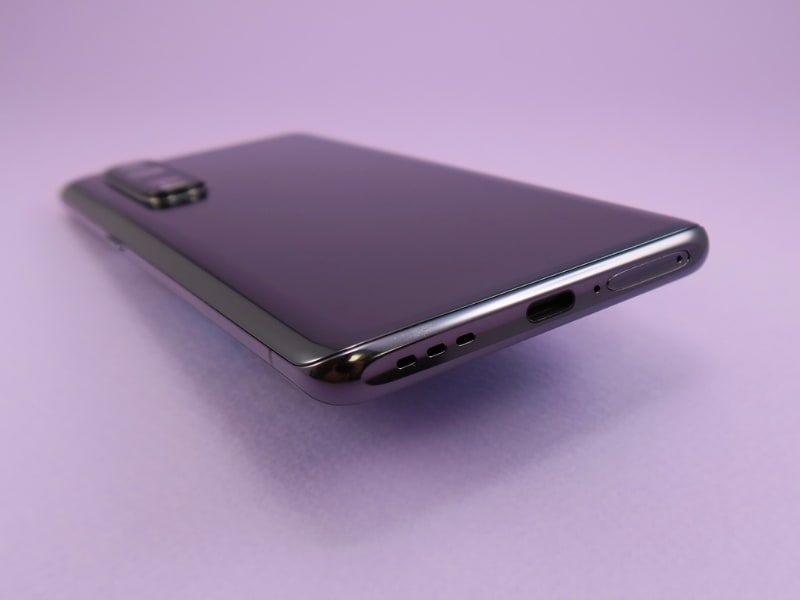 下部にはUSB Type-C外部接続端子を備える。3.5mmイヤホン端子はない。右側にSIMカードトレイが装着されており、トレイ部分にピンを挿して、取り出す。外部接続端子とSIMカードトレイの間の穴に間違ってピンを挿さないように注意したい